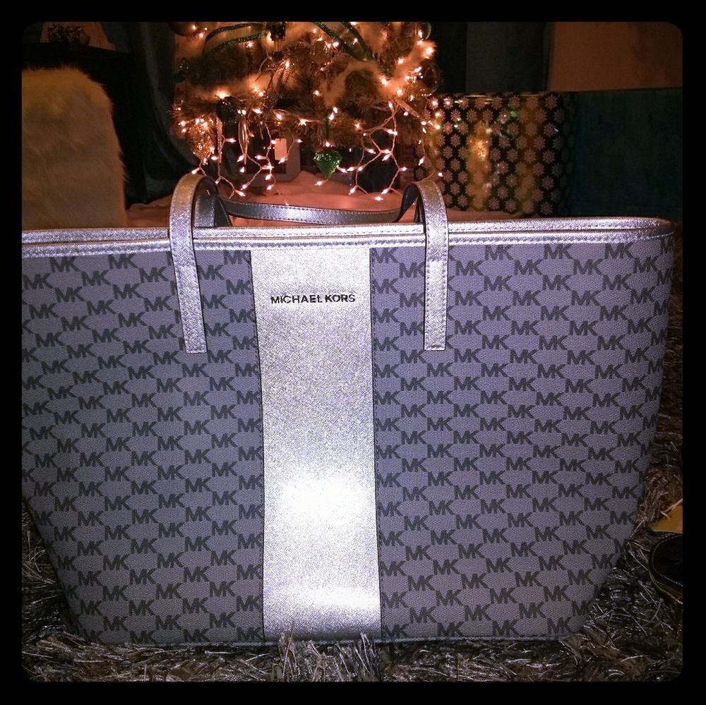 Authentic  Michael Kors purse and clutches/;tags